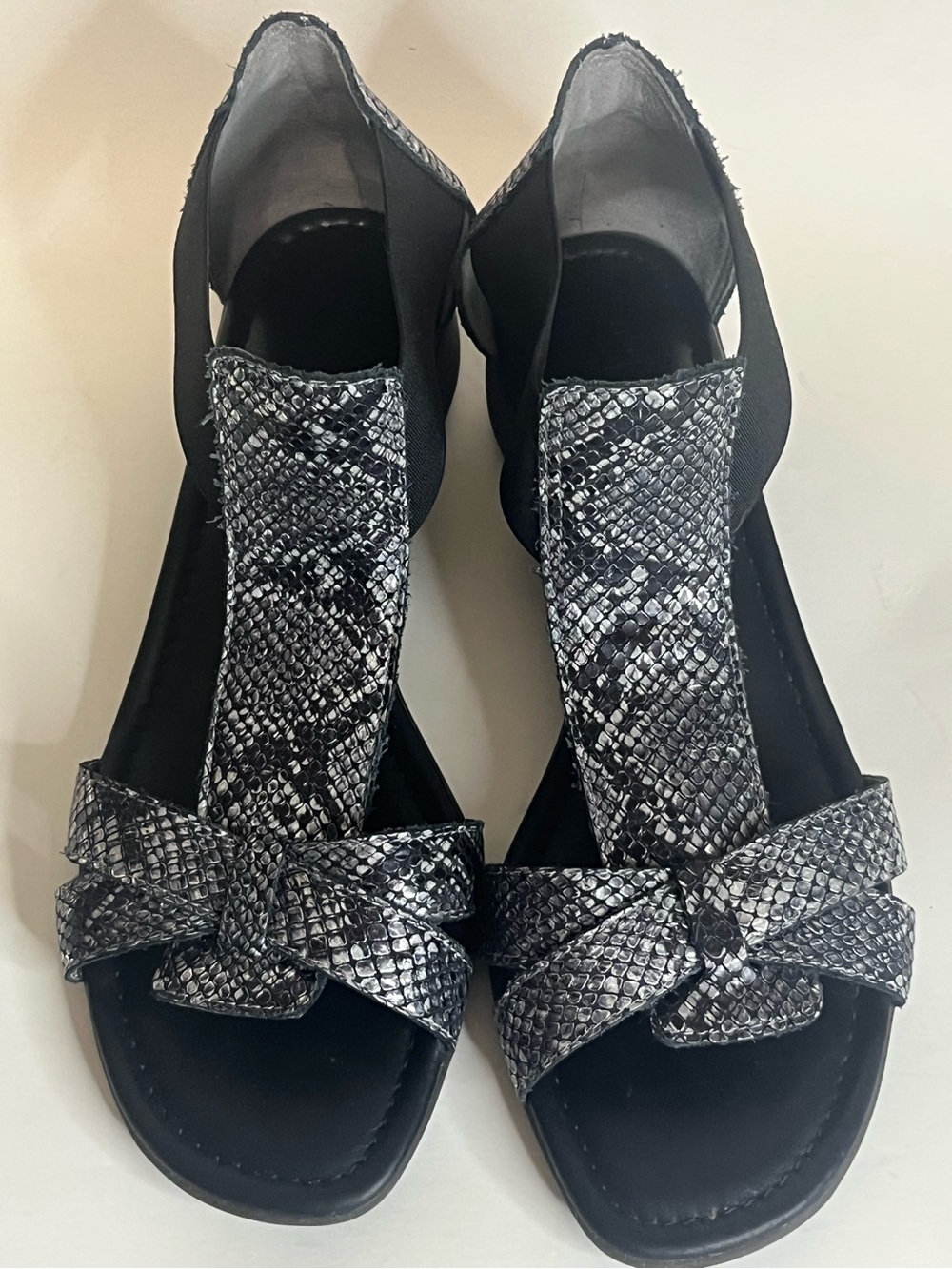 The FLEXX Womens Band Together Snake Leather Gladiator Sandal Sz 8.5 Black Gray